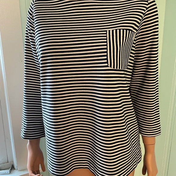 New listing *** Elle horizontal striped top b/ w xl - Picture 5 of 6